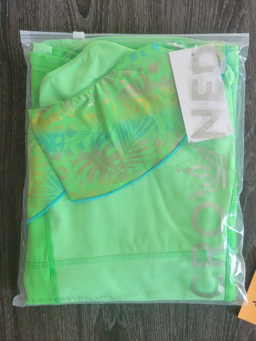 NWT Crowned Athletics Green Island Heart Large Athletic Tank
